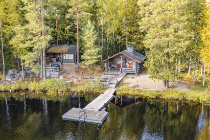 From the main building of Evo Syväjärvi, there is direct access to the spacious outdoor terrace and the pier. In front of the lakeside sauna, there is another terrace with a wood-heated hot tub.