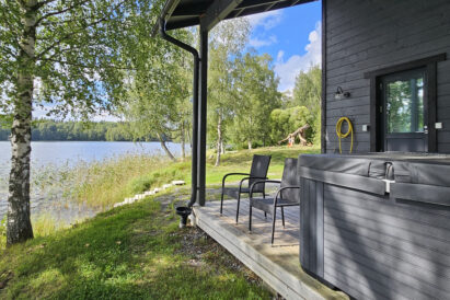 From the terrace of Aulanko Lake Villa, there is a view of the scenic Lake Aulangonjärvi.