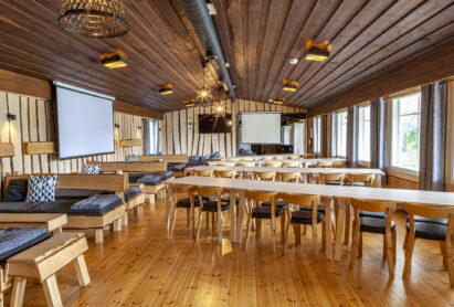 The tables in the main hall of Aulanko Grand Villa can be flexibly arranged for various dining and meeting setups. Retractable screens are also available on the hall's side and end walls.