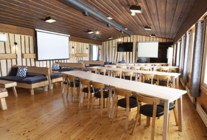 The tables in the main hall of Aulanko Grand Villa can be flexibly arranged for various dining and meeting setups. Retractable screens are also available on the hall's side and end walls.