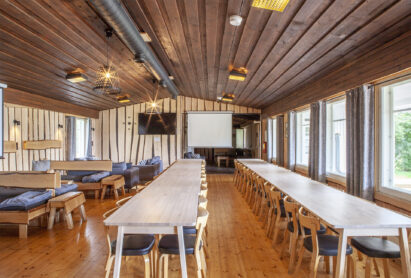 The tables in the main hall of Aulanko Grand Villa can be flexibly arranged for various dining and meeting setups. Retractable screens are also available on the hall's side and end walls.