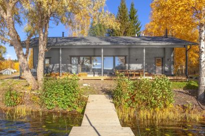 The facade of Aulanko Lake Villa as seen from the lake. On the left side, there is an entrance to the electric sauna section, and on the right side, there is direct access to the wood-heated sauna.