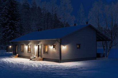 The winter evening is getting darker at Aulanko Lake Villa.