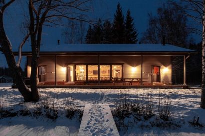 The facade of Aulanko Lake Villa as seen from the lake. On the left side, there is an entrance to the electric sauna section, and on the right side, there is direct access to the wood-heated sauna.