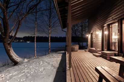 The evening is getting darker at Aulanko Lake Villa.