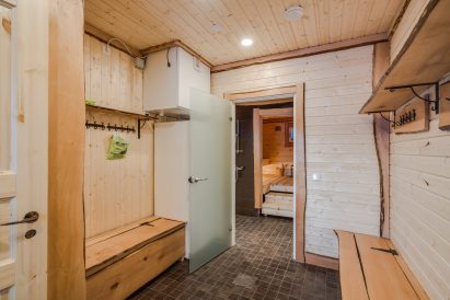 Dressing room of the electric sauna section in Aulanko Beach Villa.