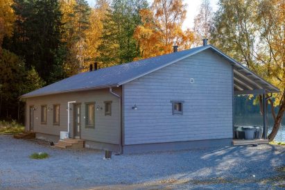 Behind and next to Aulanko Lake Villa, there is ample parking space for guests' cars.