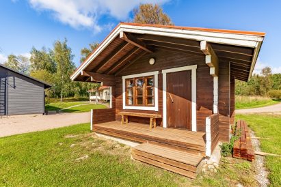 Accommodation cabin for year-round use at Aulanko Lakeside. In the background, you can see the main villa and the Small Villa.