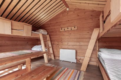 In Aulanko Lakeside's separate accommodation cabin, there are four sleeping places in bunk beds.