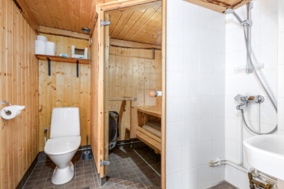 Washroom, toilet and sauna facilities of Aulanko Lake Hide-out.