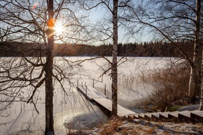 The stairs lead from the terrace and hot tub of Aulanko Lake Hide-out directly to the pier and Lake Aulangonjärvi.