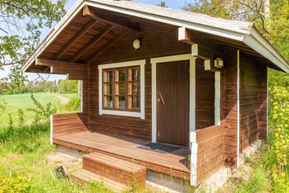 The year-round accommodation cabin of Aulanko Lake Hide-out.