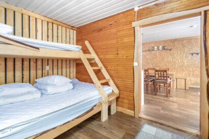 The bedroom in Aulanko Lake Hide-out has sleeping accommodations for 2–3 people.