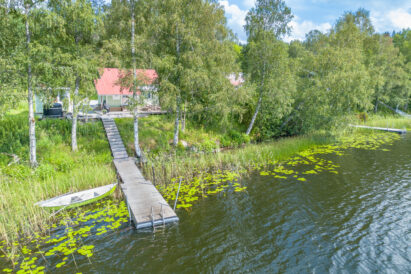 You can reach the pier at Aulanko Lake Hide-out with clean feet from both the main villa and the lakeside sauna.