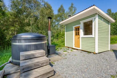 The wood-fired outdoor sauna at Aulanko's Rantapiilo is located next to a hot tub and offers a view of the lake. The sauna can accommodate up to 5 bathers.