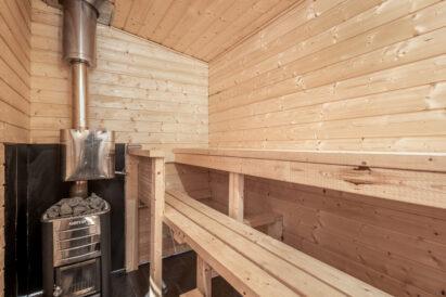 The wood-fired outdoor sauna at Aulanko's Rantapiilo is located next to a hot tub and offers a view of the lake. The sauna can accommodate up to 5 bathers.