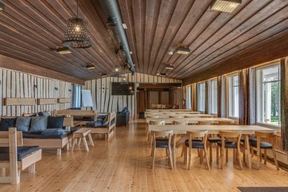 The spacious main hall of Aulanko Grand Villa.