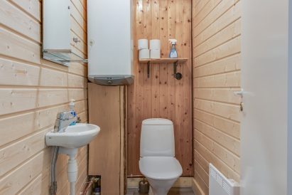 The toilet on the bedroom end of Aulanko Grand Villa.