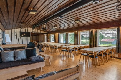 From the main hall of Aulanko Grand Villa, there is a view of the front yard and Lake Aulangonjärvi.