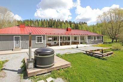 The front yard of Aulanko Grand Villa. In the foreground, a wood-heated hot tub.