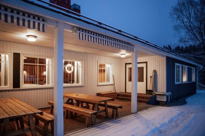 The front of Aulanko Grand Villa on a winter evening.