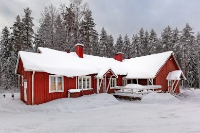 Evo Ruuhijärvi's main building in its winter attire.