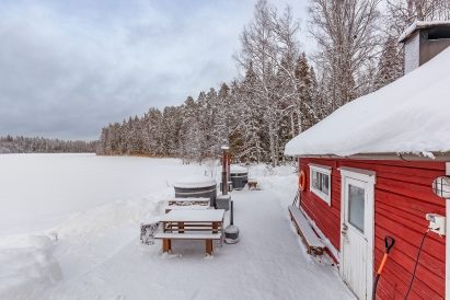 In front of the smaller lakeside sauna of Evo Ruuhijärvi, there are two wood-heated hot tubs.