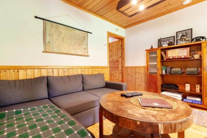 As an extension of the main hall, Evo Ruuhijärvi has a cozy lounge, decorated in a vintage style.