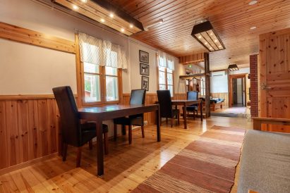 The tables in the lobby of Evo Ruuhijärvi can be used for small separate meetings or dining.