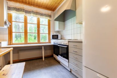 In the kitchen of Evo Ruuhijärvi, there are, among other things, 2 stoves/ovens, 2 large refrigerators, and a dishwasher.