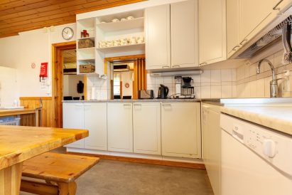 The kitchen in the main building of Evo Ruuhijärvi is spacious and suitable for catering to even a large group.