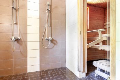 Shower room of Evo Ruuhijärvi main building's electric sauna.