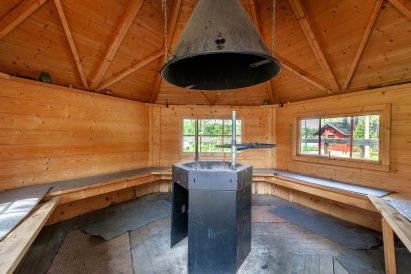 In the grill hut of Evo Ruuhijärvi, you can prepare grilled delicacies over an open fire or even brew wilderness-style campfire coffee.