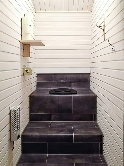 The dry toilets at Evo Syväjärvi are located at the ends of the maintenance building.