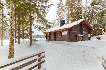 Evo Syväjärvi main building in its winter attire.