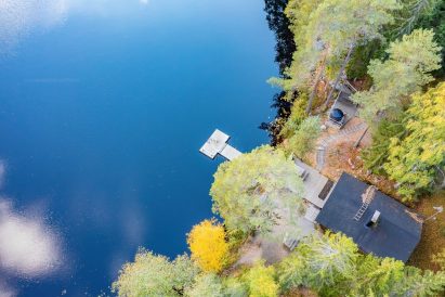 From the main building of Evo Syväjärvi, there is direct access to the spacious outdoor terrace and the pier. In front of the lakeside sauna, there is another terrace with a wood-heated hot tub.