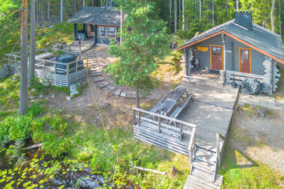 From the lakeside sauna at Evo Syväjärvi, you can access the hot tub or the pier and go swimming via a set of stairs without getting your feet dirty.