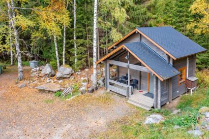 In the courtyard of Evo Syväjärvi, there are 2 identical accommodation cabins. Thanks to the air heat pumps, it's comfortable to stay in the buildings year-round.