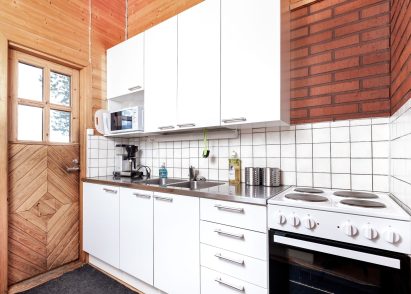 The kitchen of Evo Syväjärvi's main building is conveniently located between the hall and the outdoor terrace. It is equipped with a stove, oven, running hot and cold water, fridge-freezer, microwave, coffee maker and water kettle.