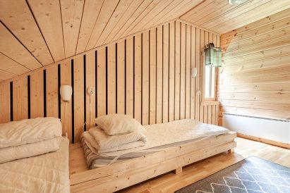 3-4-person upstairs bedroom of Evo Wilderness Villa.