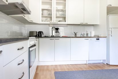 The kitchen of Evo Hunt House in Evo Twin is more spacious and equipped with a greater variety of amenities compared to Evo Lakeside Villa. The kitchen includes, among other things, a dishwasher.