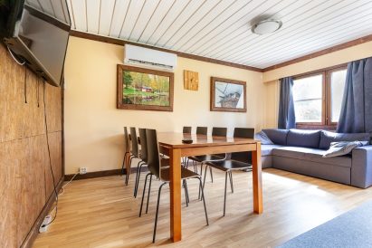 The cozy living room of Evo Hunt House can be used for small meetings, dining, and comfortable socializing.