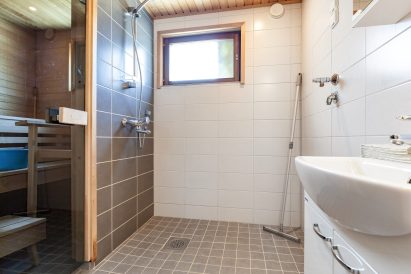 The bathroom of Evo Hunt House.