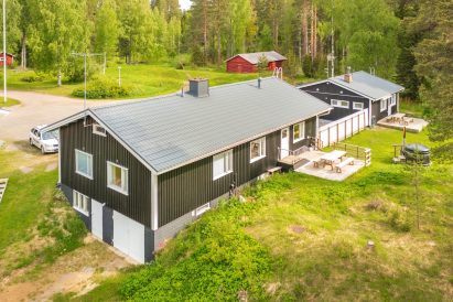 Both villas of Evo Twin have their own terraces and a shared wood-heated hot tub.