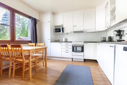 The kitchen of Evo Hunt House in Evo Twin is more spacious and equipped with a greater variety of amenities compared to Evo Lakeside Villa. The kitchen includes, among other things, a dishwasher.