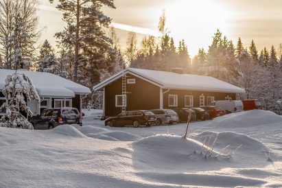 The parking spaces for Evo Twin are located in front of and between the lodges. The fence between the lodges has been installed after the photo was taken, providing privacy towards Evo Grand Villa.
