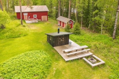 n the lower courtyard of Evo Twin, there is a wilderness-themed grill hut with a separate outdoor fireplace in front of it.
