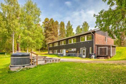 In front of Evo Grand Villa, right on the shore of Lake Kaitalammi, there are 2 hot tubs and a fireplace. The indoor sauna section is located just behind the door on the right.