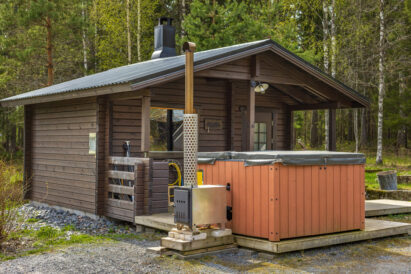 Tavastia Privacy's wood-heated outdoor sauna is located between the lean-to and the main building.