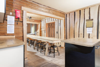 As an extension of the kitchen countertop at Tavastia Privacy, there are rugged, long tables with a rustic touch, suitable for dining, meetings, and comfortable socializing.